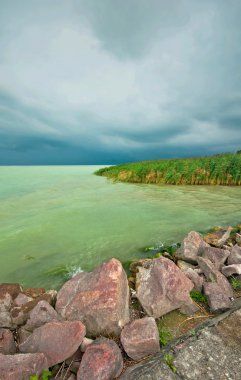 güneşli gün boyunca Balaton Gölü