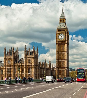 Tipik kırmızı otobüs ve Londra'nın siyah taksi