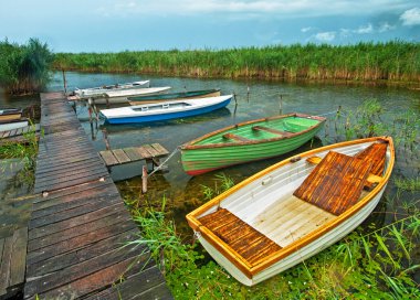 Pier yakınındaki ahşap tekneler