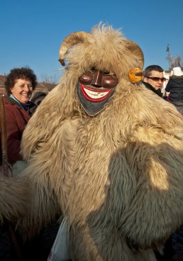 Maskeli Mohacsi Busojaras karnavalında tanımlanamayan kişi