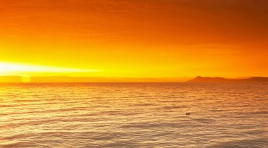 Gölün üzerinde Altın Gün Batımı