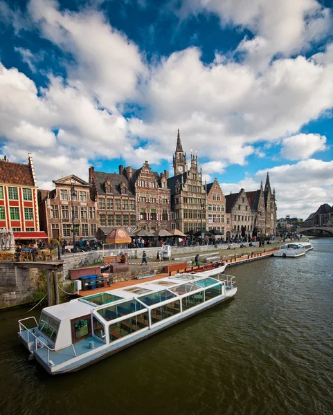 Kanäle von Amsterdam und Straßen — Stockfoto