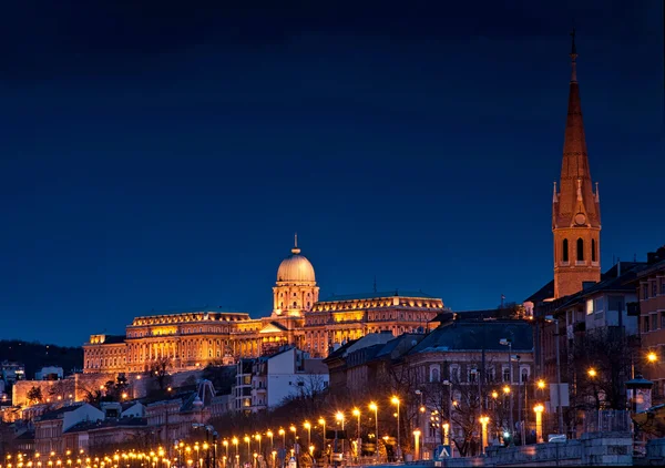 Şafakla Macaristan Parlamentosu'nun