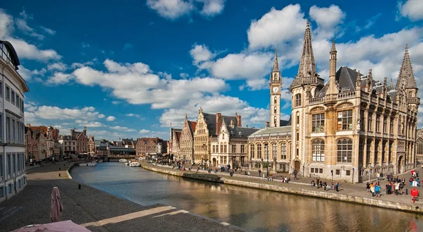 Mooie huizen in de oude stad Gent — Stockfoto