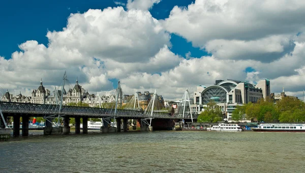 Ładny widok na Londyn z Thames River — Zdjęcie stockowe