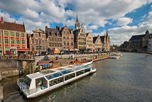 Mooie huizen in de oude stad Gent — Stockfoto