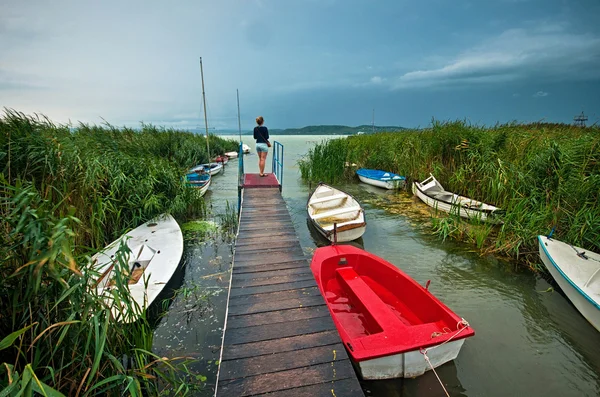 Dřevěné lodě poblíž pier — Stock fotografie