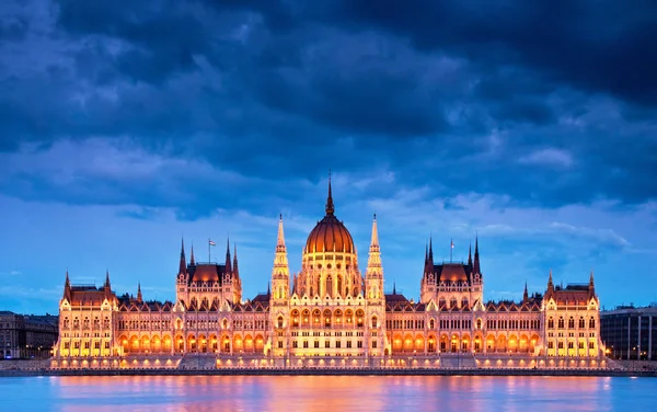 Şafakla Macaristan Parlamentosu'nun — Stok fotoğraf