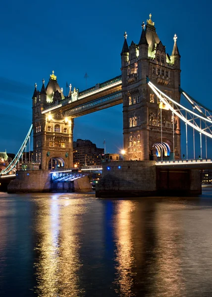 Slavný tower bridge v Londýně — Stock fotografie