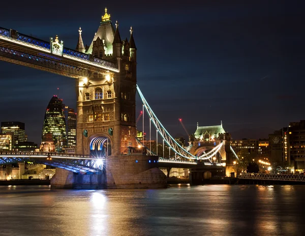 Slavný tower bridge v Londýně — Stock fotografie