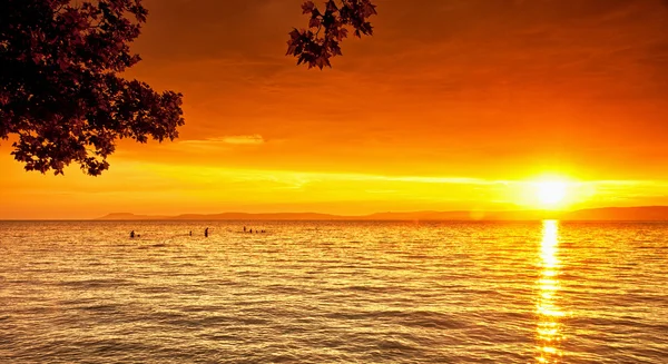 Coucher de soleil doré sur le lac — Photo