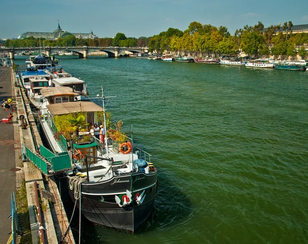 Barca galleggiante sul fiume, Parigi — Foto Stock