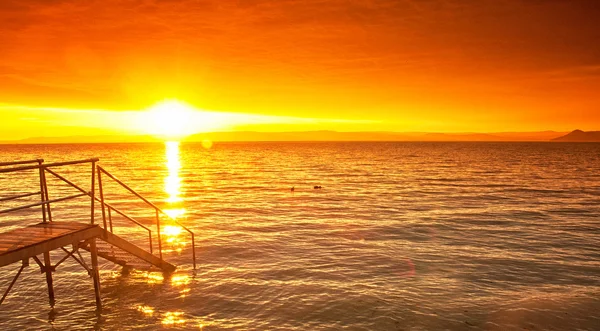 Pôr do sol dourado sobre o lago — Fotografia de Stock