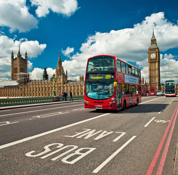 Tipik kırmızı otobüs ve Londra'nın siyah taksi