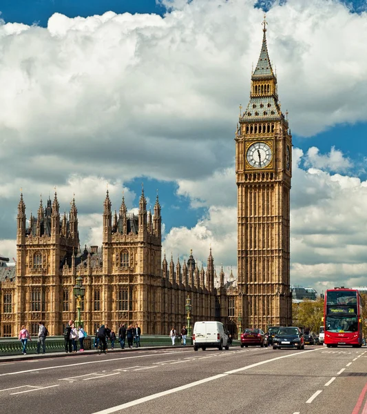 Tipico autobus rosso e taxi nero a Londra — Foto Stock