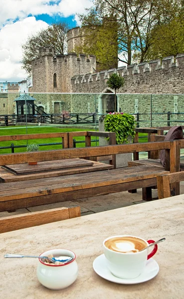 Coffee break near London Tower on day — Stock Photo, Image