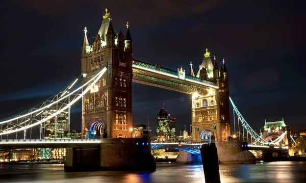 Slavný tower bridge v Londýně — Stock fotografie