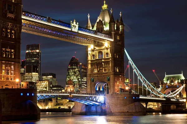 Slavný tower bridge v Londýně — Stock fotografie