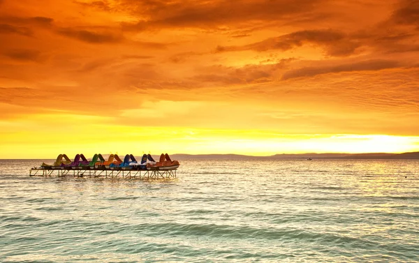 Gouden Zonsondergang boven meer — Stockfoto