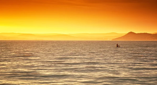 Coucher de soleil doré sur le lac — Photo