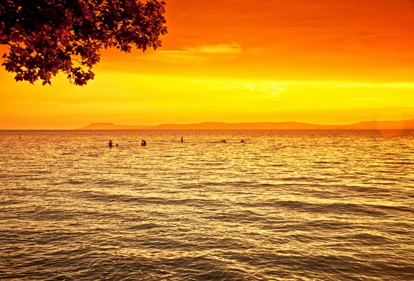 Золотий захід сонця над озером — стокове фото