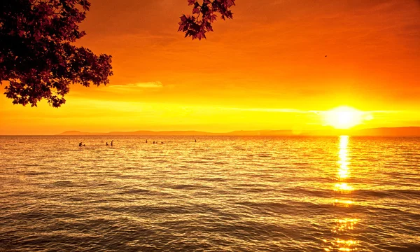 Gouden Zonsondergang boven meer — Stockfoto