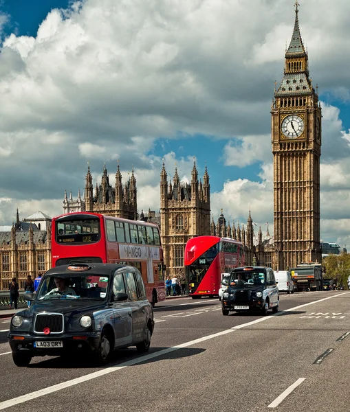 Tipico autobus rosso e taxi nero a Londra — Foto Stock