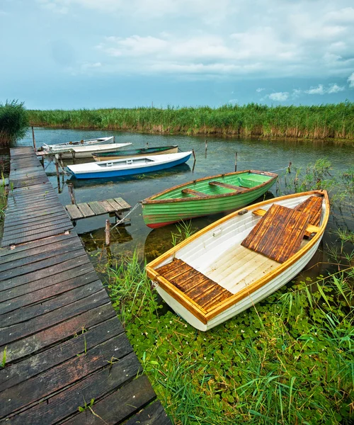 Деревянные лодки возле пирса — стоковое фото