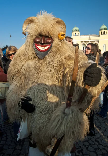 Persone non identificate in maschera al carnevale di Mohacsi Busojaras — Foto Stock