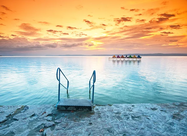 Puesta de sol sobre el lago Balaton — Foto de Stock