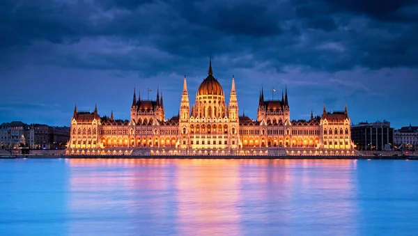 Hungarian Parliament at dawn — Stock Photo, Image
