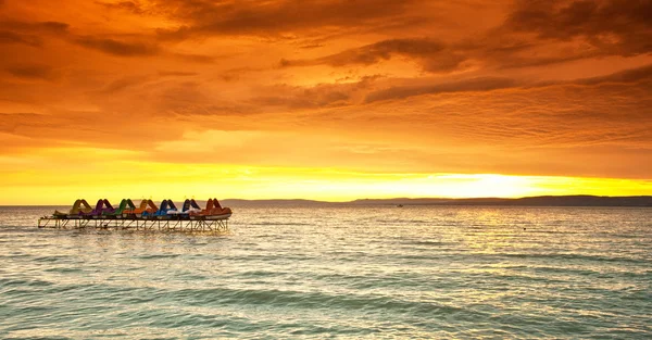 Pôr do sol dourado sobre o lago — Fotografia de Stock