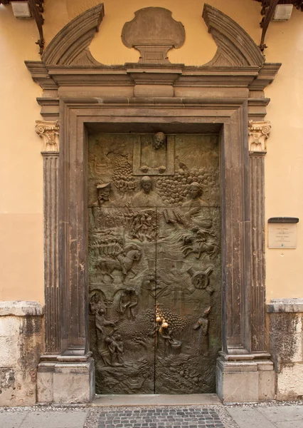 リュブヤナの聖ニコライ聖堂の扉 — ストック写真