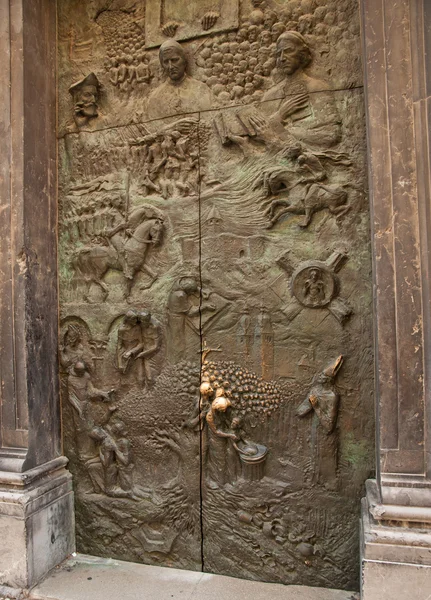 Drzwi kościoła Saint Nicholas w Lublanie — Zdjęcie stockowe