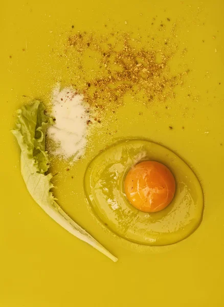 Πρώτης κρόκο, αλάτι, πιπέρι και φρέσκο μαρούλι πράσινο φύλλα — Φωτογραφία Αρχείου