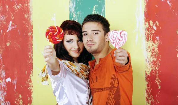 Koppel met snoep lolly — Stockfoto