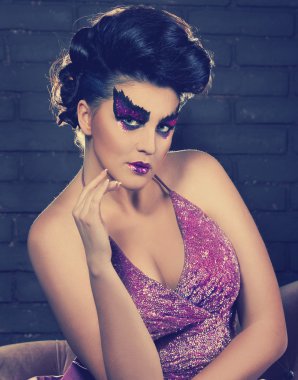 İyi giyimli kadın oyuncu portresi