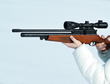 Kışın optik tüfek olan adam