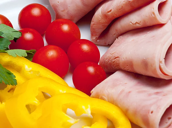 Detalle de jamón en rodajas y tomates en el plato — Foto de Stock