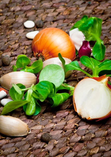 Ajo, cebolla y ensalada —  Fotos de Stock