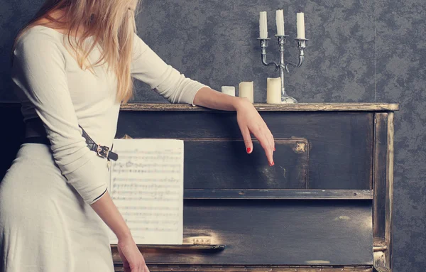 Donna vicino a un pianoforte — Foto Stock