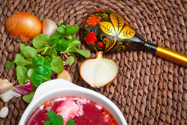 Grönsakssoppa med potatis, tomat, rödbeta i skål på bordet — Stockfoto