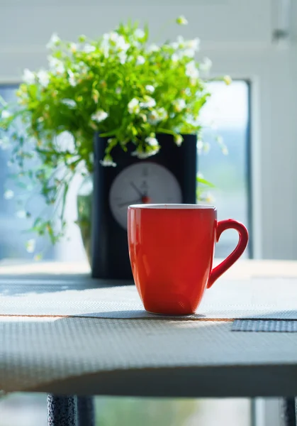 Boeket van wilde bloemen en cup — Stockfoto