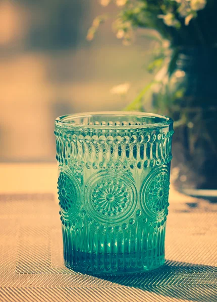 Barva drink sklo na stůl — Stock fotografie