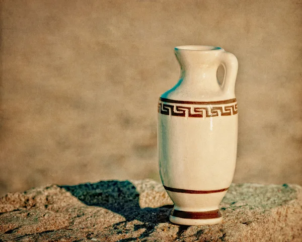 Amphora on beach. — Stock Photo, Image