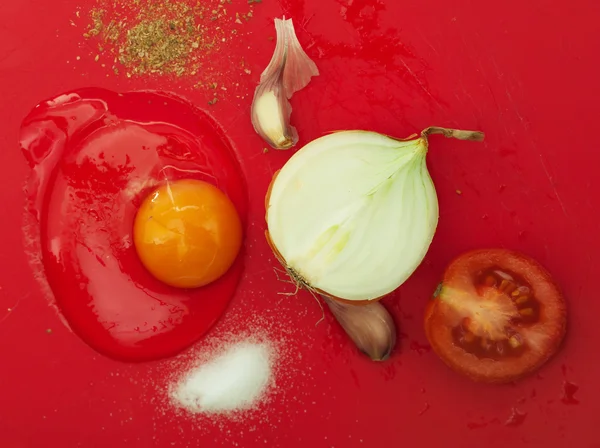 Tuorlo d'uovo crudo su sfondo rosso — Foto Stock