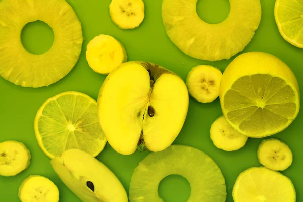 Банан, яблуко, ананас і лимон — стокове фото