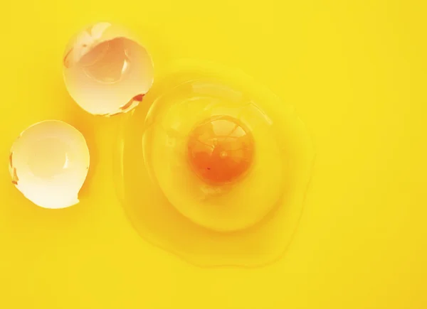 Yema de huevo sobre fondo amarillo — Foto de Stock