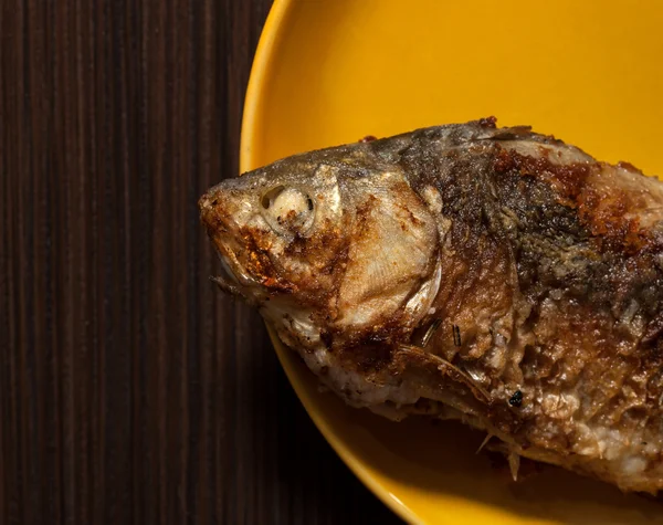 Pește prăjit pe placă galbenă — Fotografie, imagine de stoc