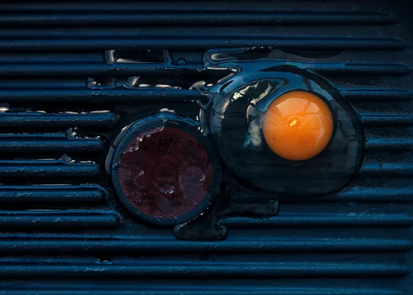 Egg on a black pan — Stock Photo, Image